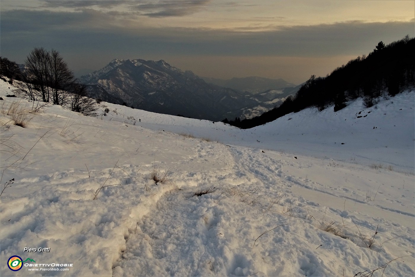 72 Scendendo la Foppa Lunga con vista in Sornadello....JPG